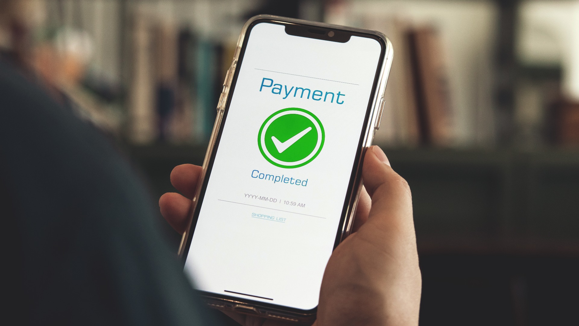 Benachrichtigungen über den Abschluss der Zahlung. Ein Kunde verwendet die Online-Banking-Anwendung auf seinem Smartphone, um seine Einkäufe online und im Kaufhaus zu bezahlen.