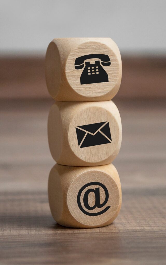 Würfelturm mit Kontaktoptionen auf Holzhintergrund