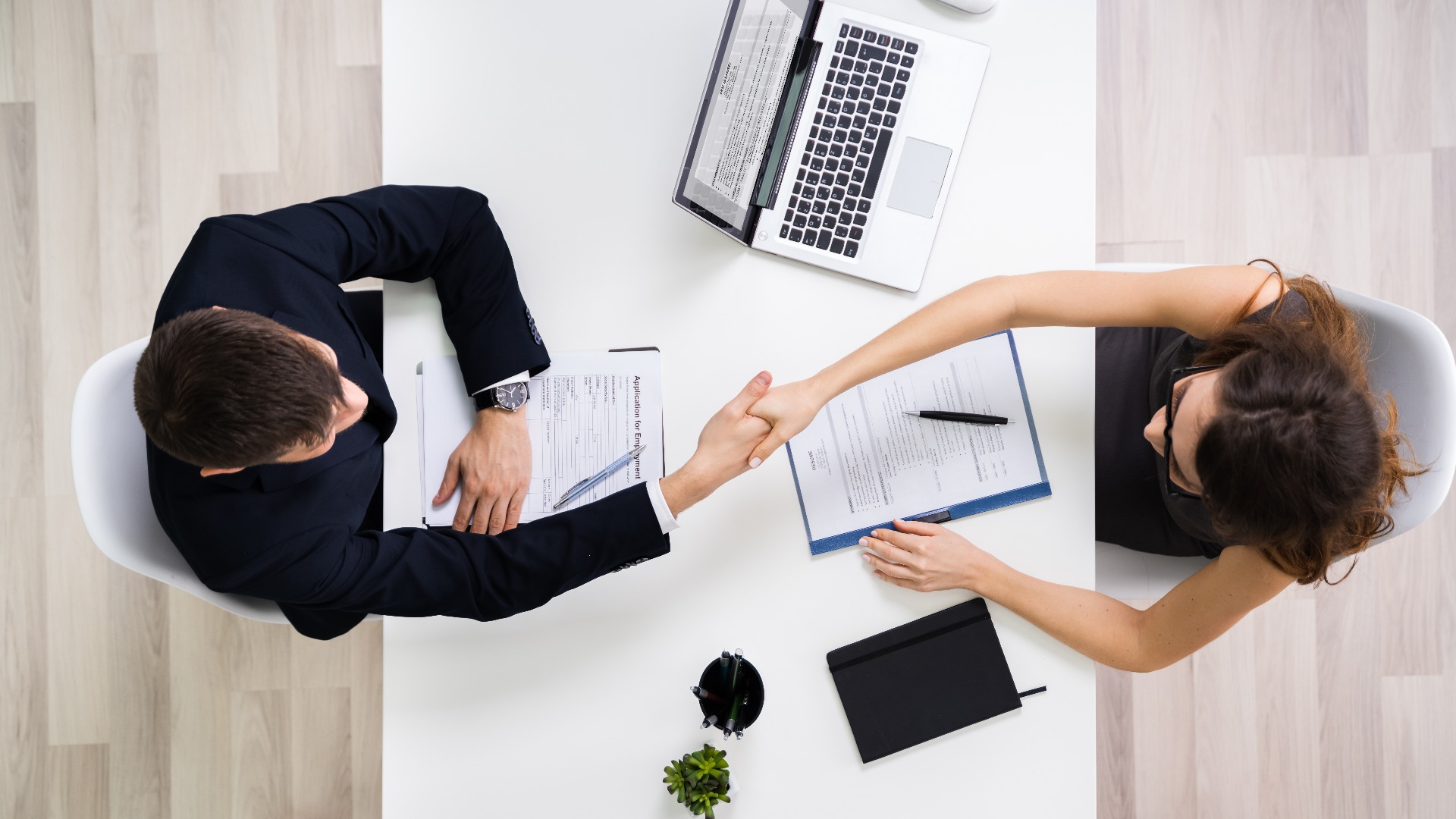 Zwei Geschäftsleute geben sich die Hand